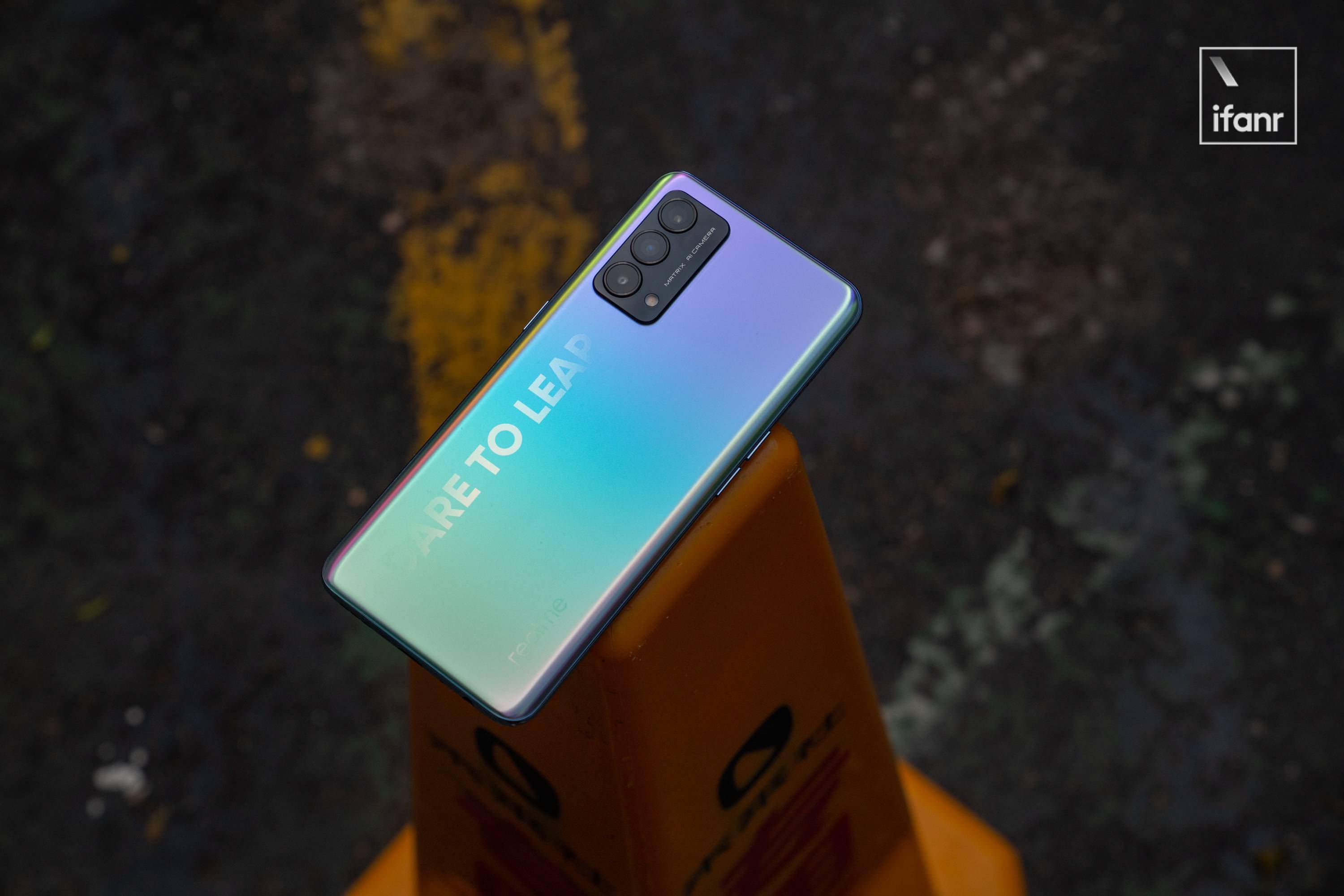 和之前一样,realme 采用了「双纹双镀工艺」,在