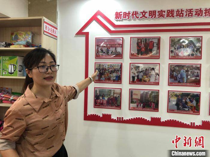 于都县贡江镇思源社区党支部书记吴浙介绍情况 阮煜琳 摄