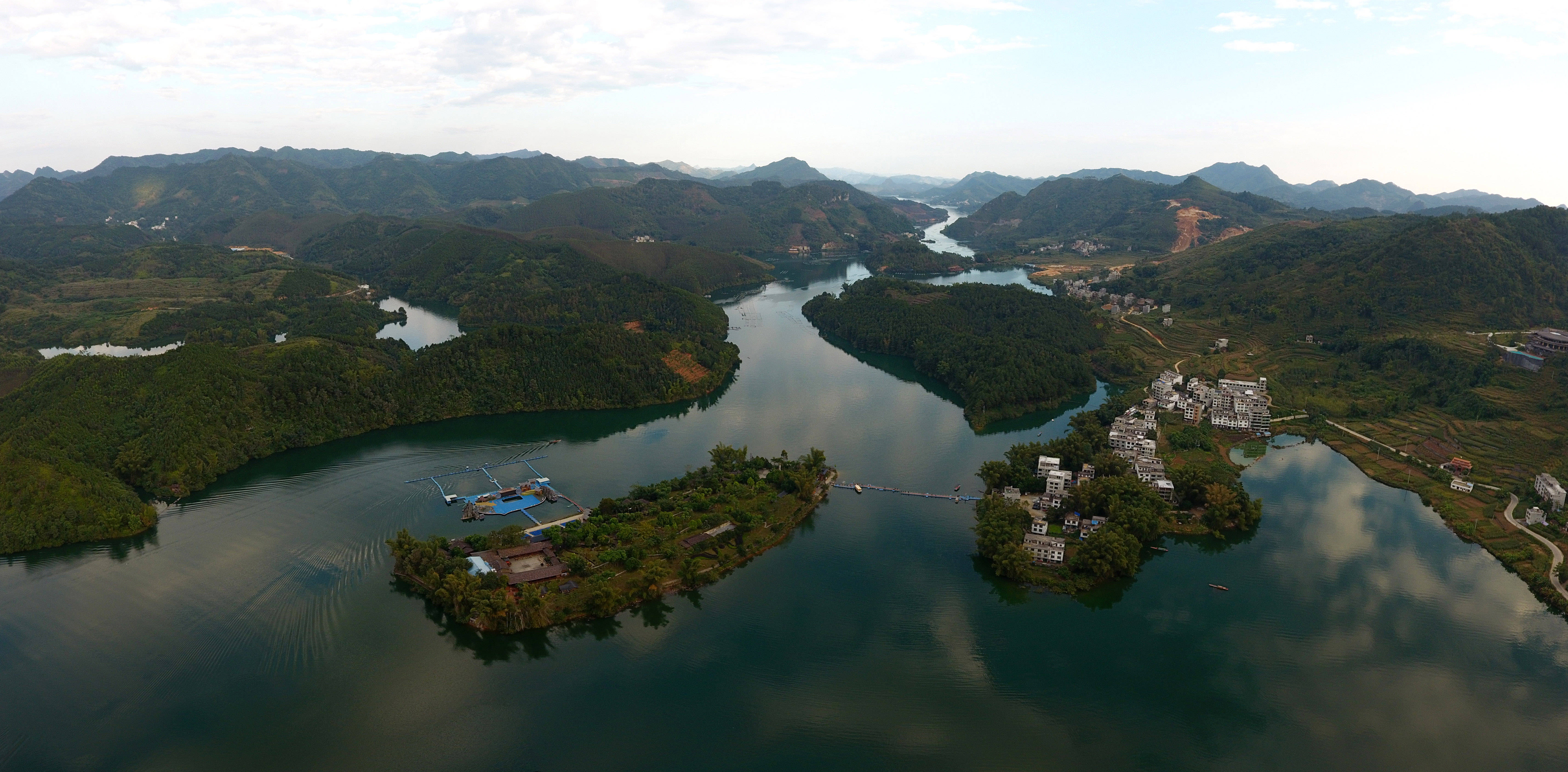 这是广西巴马瑶族自治县赐福湖和长寿岛景观(2018年11月8日摄,无人机