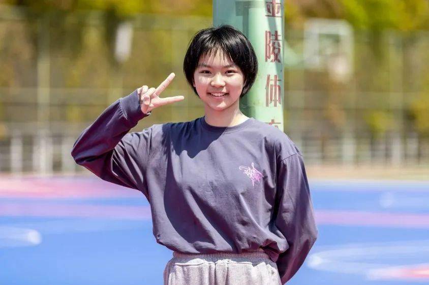 在府中牌楼前,宁波中学校长邵迎春老师,党委书记奚曾辉老师,副校长