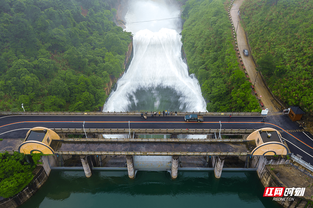 酒埠江水库泄洪!巨大水流奔涌而出,震撼如台风天_文建美