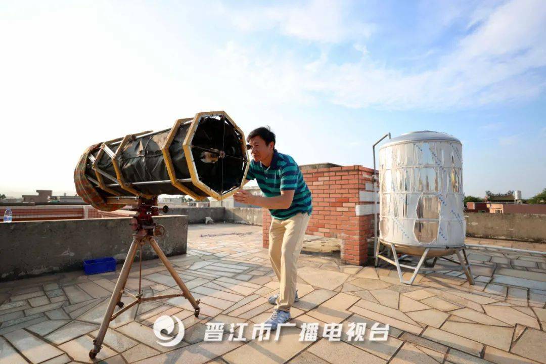 也拿出了自制大口径望远镜安海的天文爱好者颜明哲老师吸引了许多文