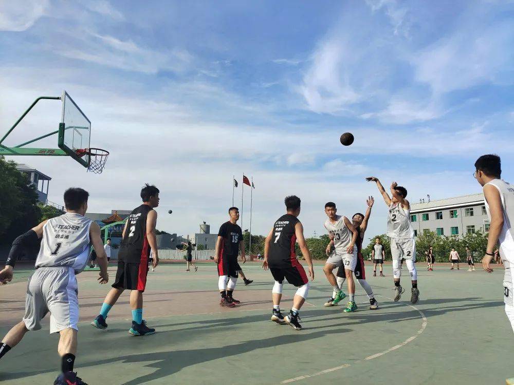 我系学生积极参加学院组织的青篮杯校园篮球联赛