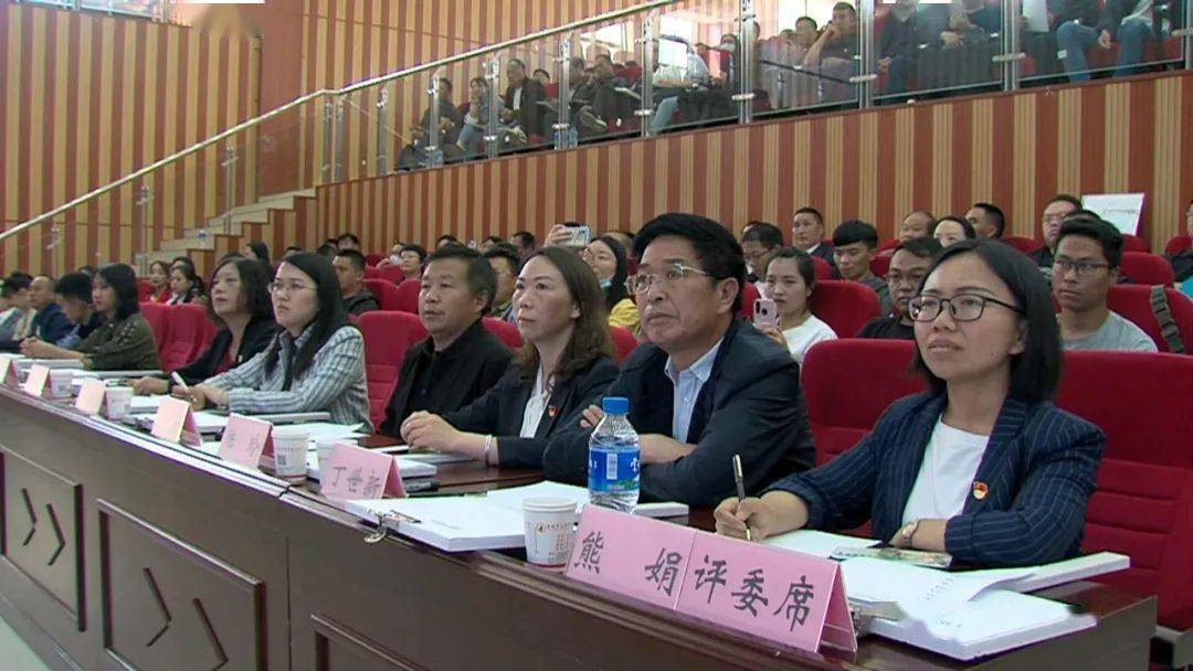 经过评委老师现场打分,决赛共产生一等奖1名,二等奖2名,三等奖3名.