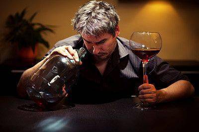 睡前一杯葡萄酒到底好不好首先你得喝对了