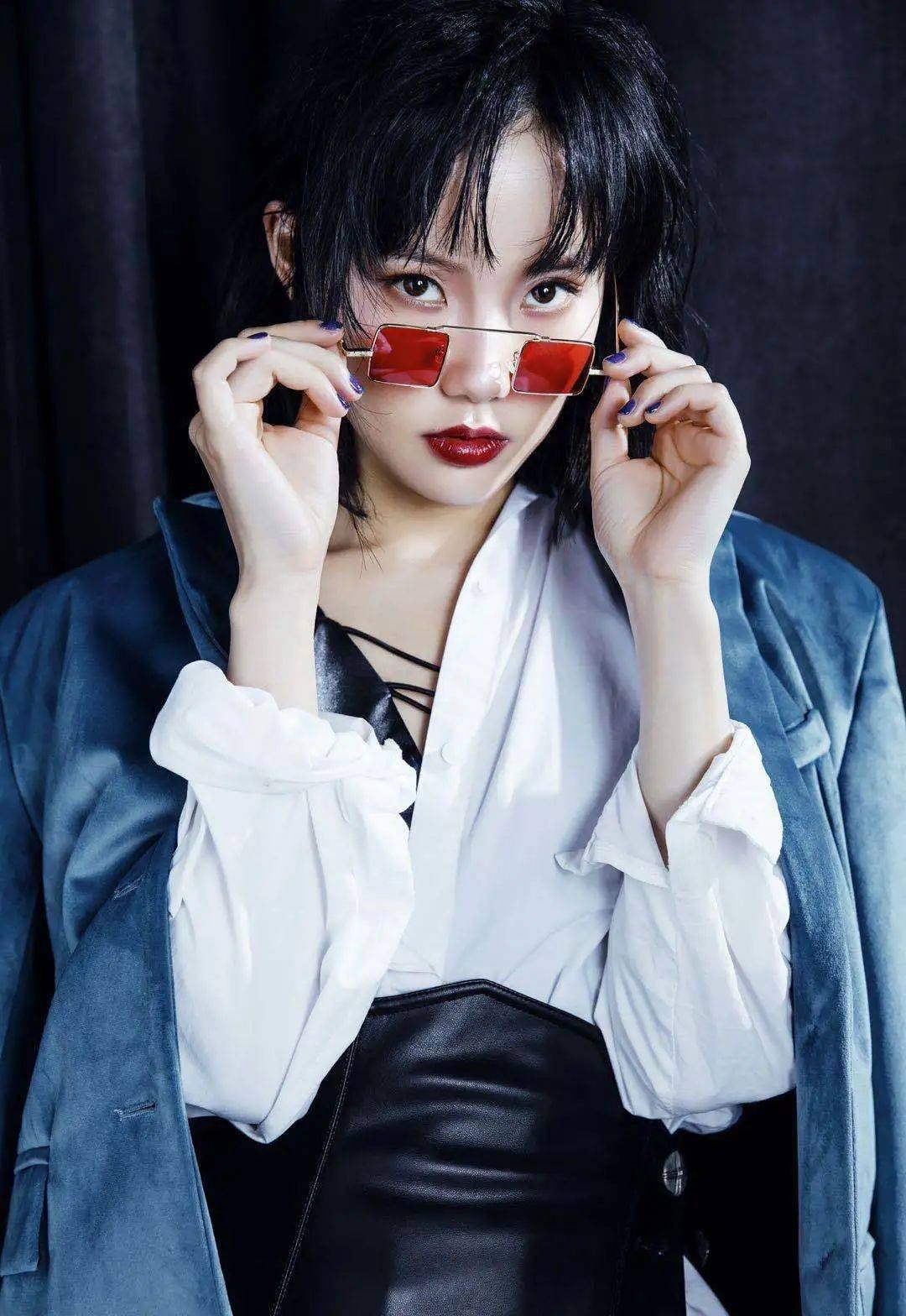 兼具东西方气质的独特魅力_黄龄