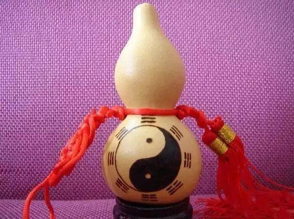 在道教里,葫芦经过祭炼之后有招财,驱邪,收妖,镇宅的效果,还可以调整