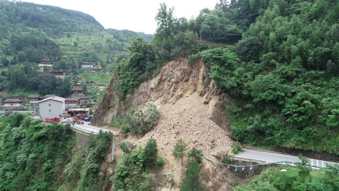 山体滑坡阻断省道公路 台江公路段正加紧抢修