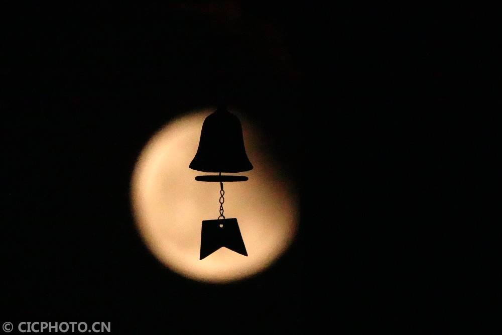 红色月全食 与 超级月亮 齐现夜空 王正