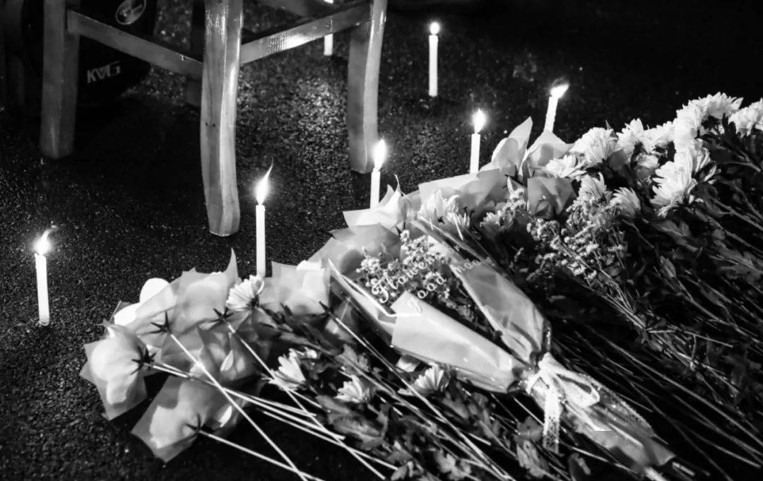 在一曲《送别》中深情哀悼,他们用一场特别的方式,点点烛光照亮漆黑的