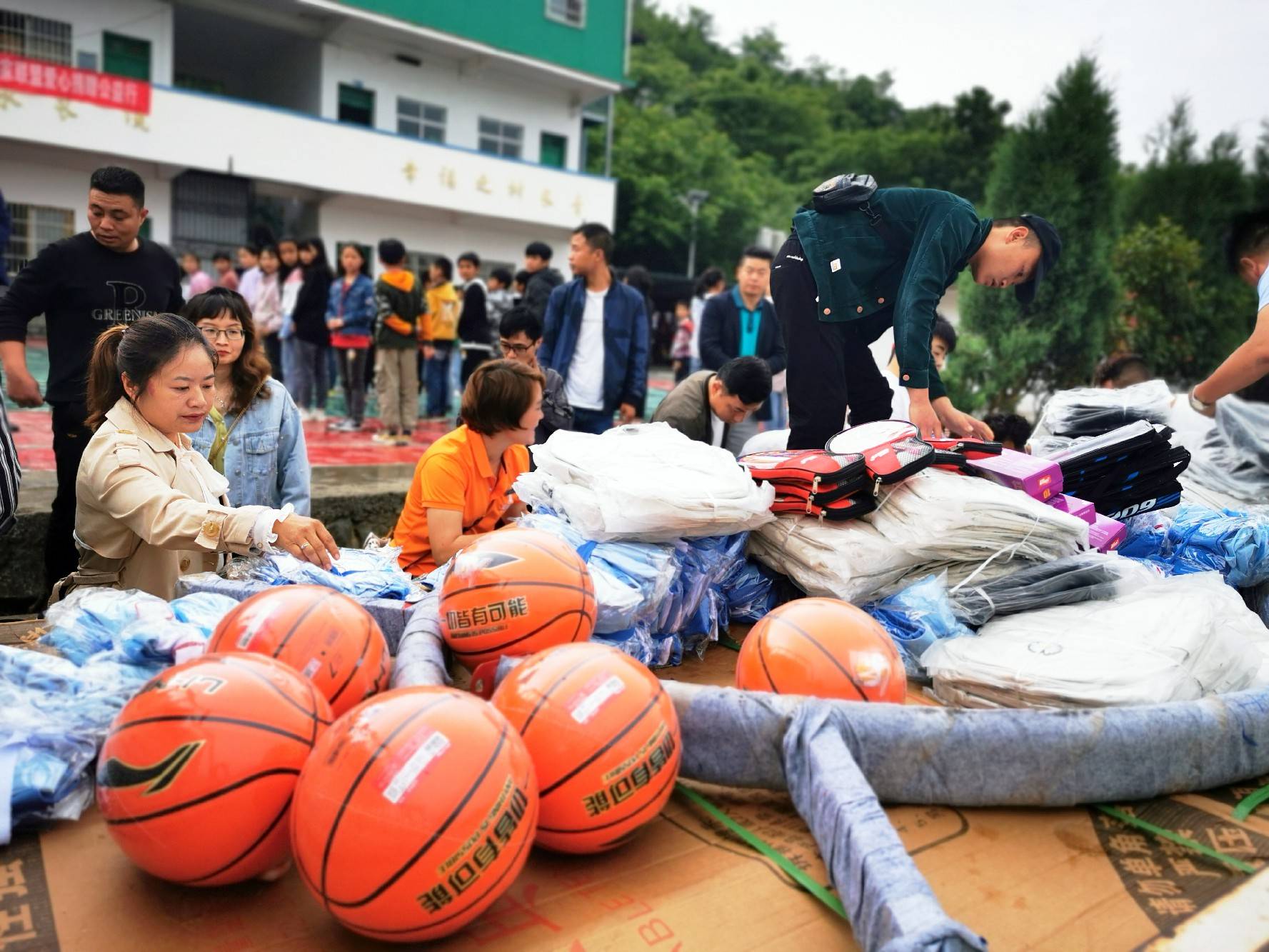 兴仁:爱心企业爱心捐赠传公益 山区孩子喜获校服展笑颜