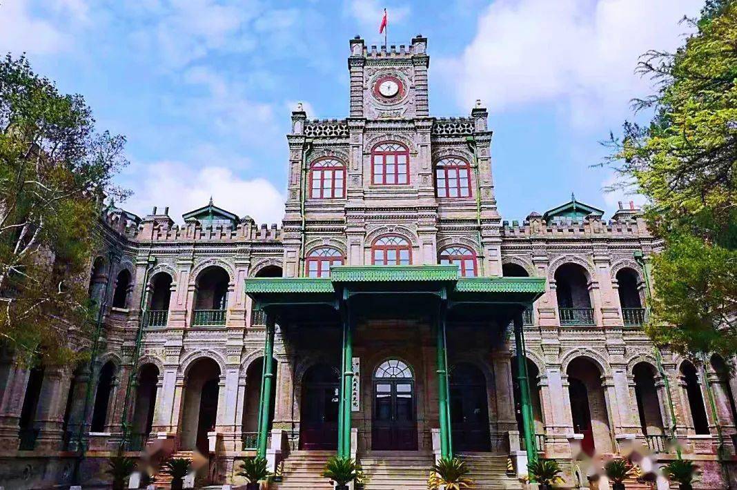 中国人民大学老校区位于东城区张自忠路3号,原清陆军部和海军部旧址.