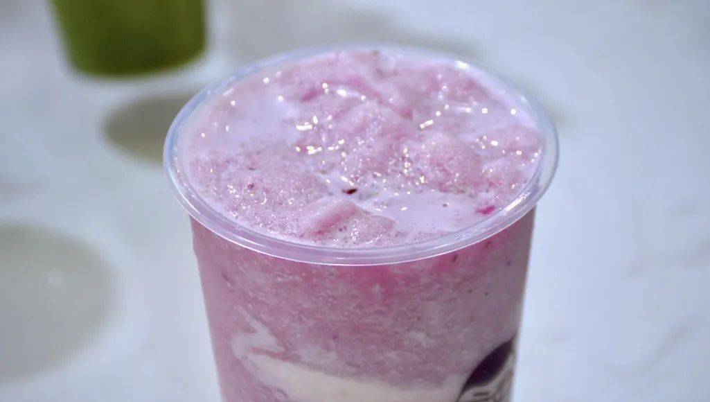 这才吧咂出些多肉葡萄的清甜气息,又有一丝酸奶香游离其间,若即若离