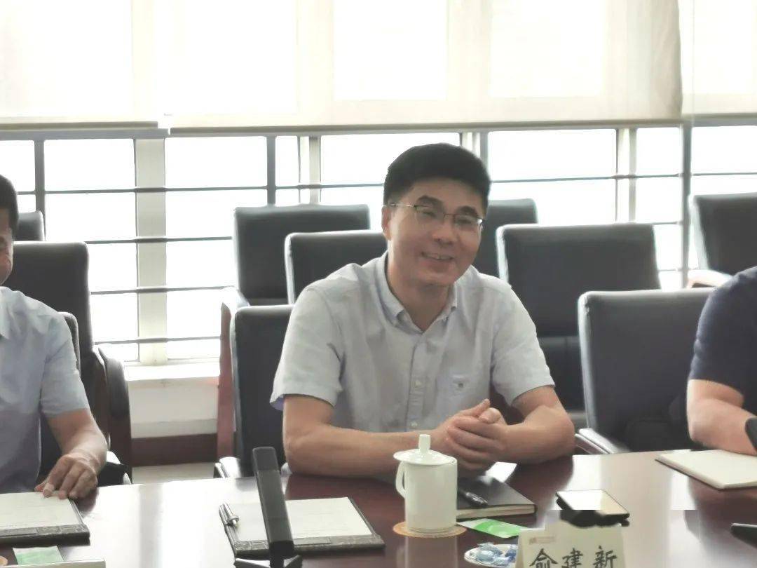 调研会上,俞建新向省委党校领导汇报余杭区区划调整后党校分设情况