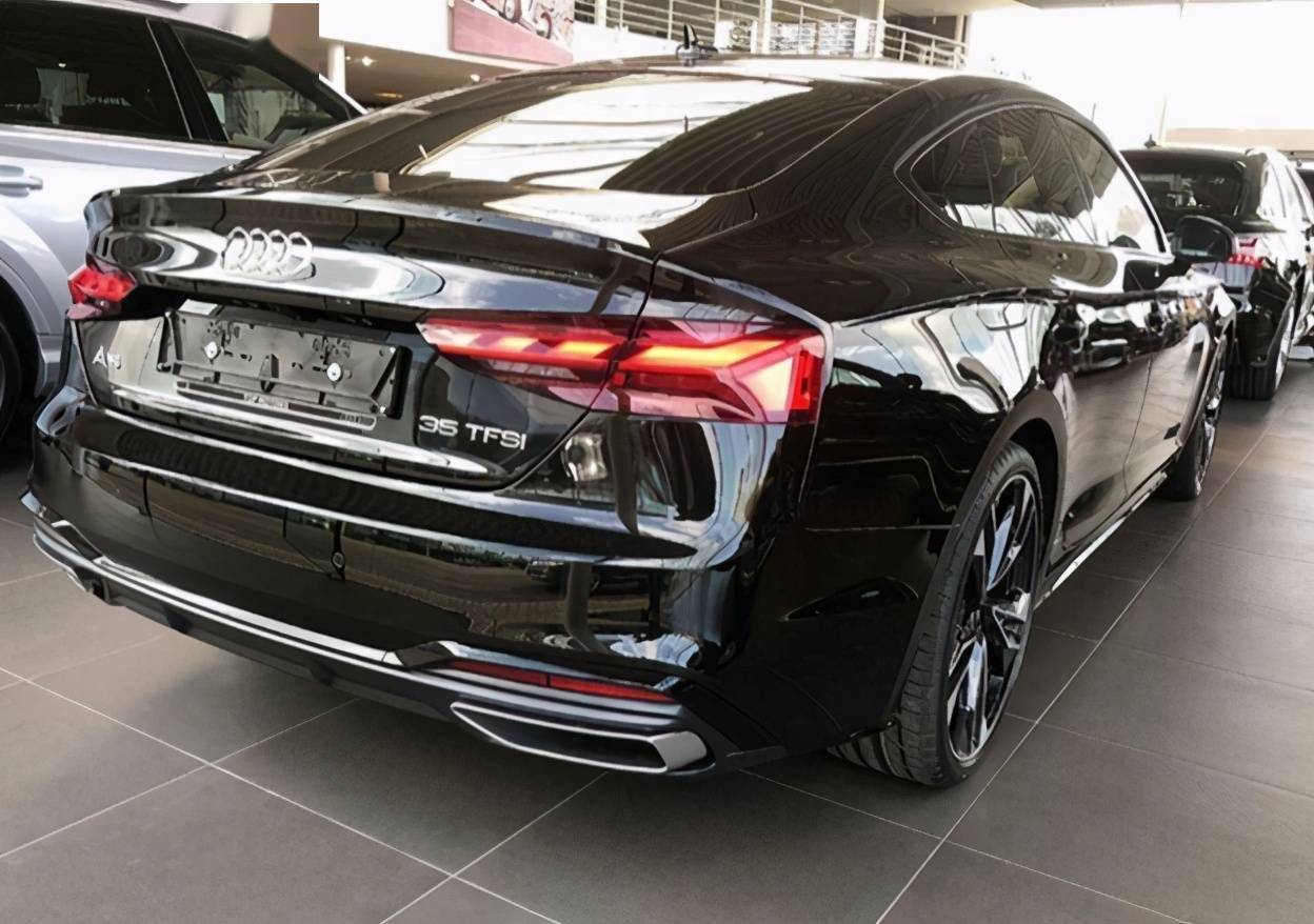 奥迪a5变身"黑武士",2.0t引擎油耗仅6升,若国产比宝马m3给力