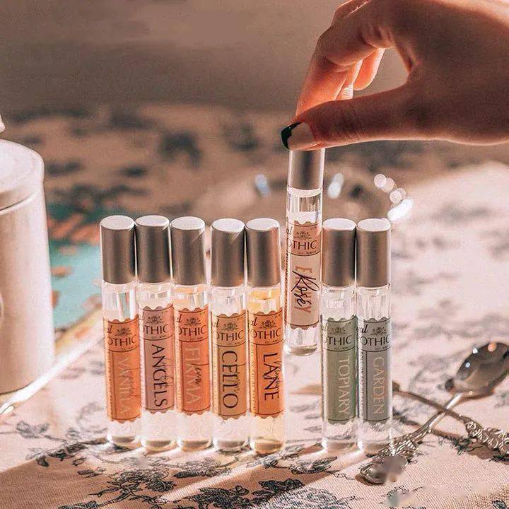 今天给大家安利一款超适合春夏的香水,它小巧便携,随时可携带,在身上