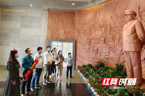 党支部书记蔡辉带领党员和入党积极分子来到衡东县罗荣桓故居参观学习