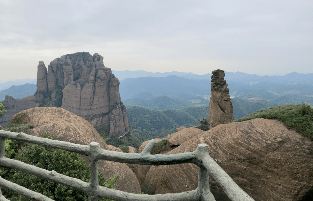 龜峰擁有豐富多樣的造型景觀,主要有三十六峰八大景,各山峰景點形神