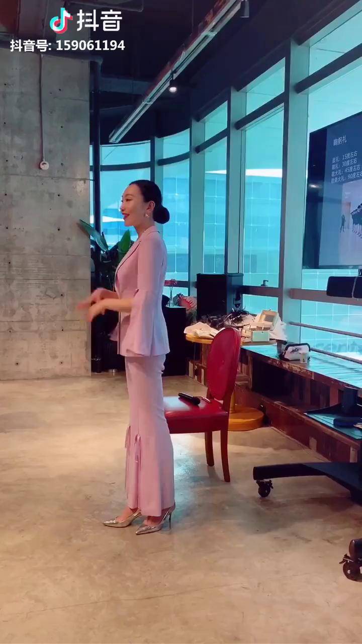 鞠躬礼和手势礼前者15度欠身礼小请手势用于引导近距离后者30度鞠躬礼