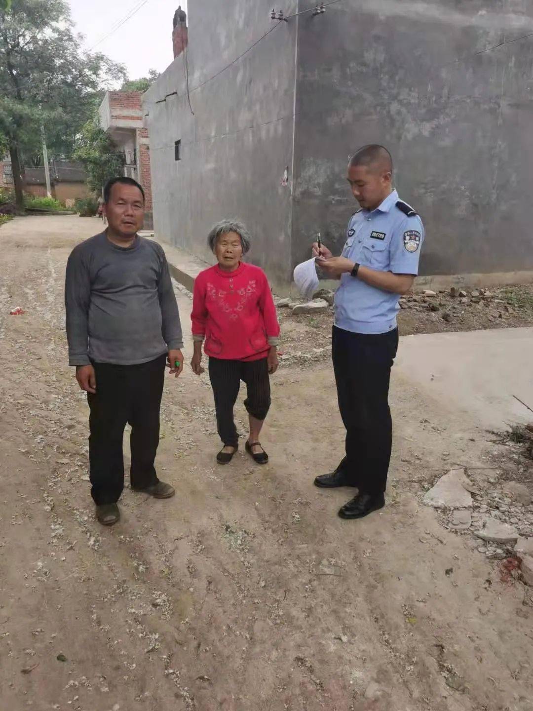 赶集下雨迷路!镇平县公安局王岗派出所民警帮助70多岁老人回家