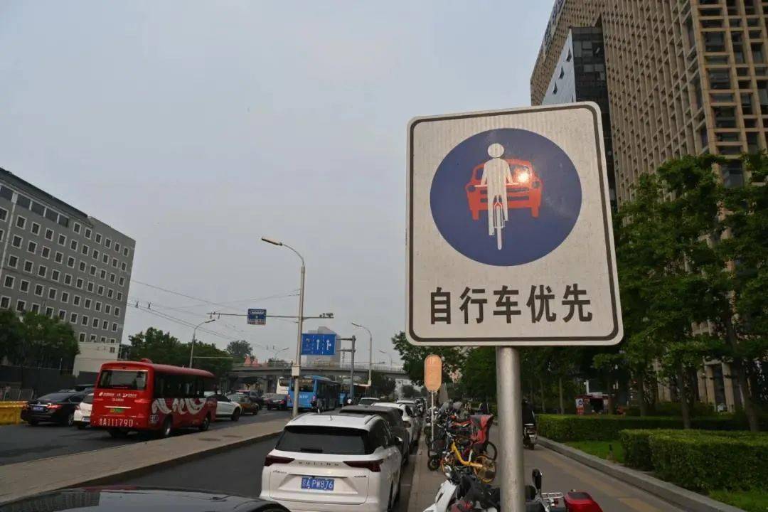 工作的同时,还面向广大市民群众,持续开展慢行优先的交通安全宣传教育