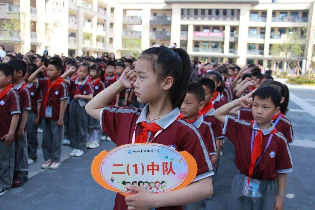 最后,少先队大队辅导员杜云蕾带领全体少先队员呼号:准备着,为共产