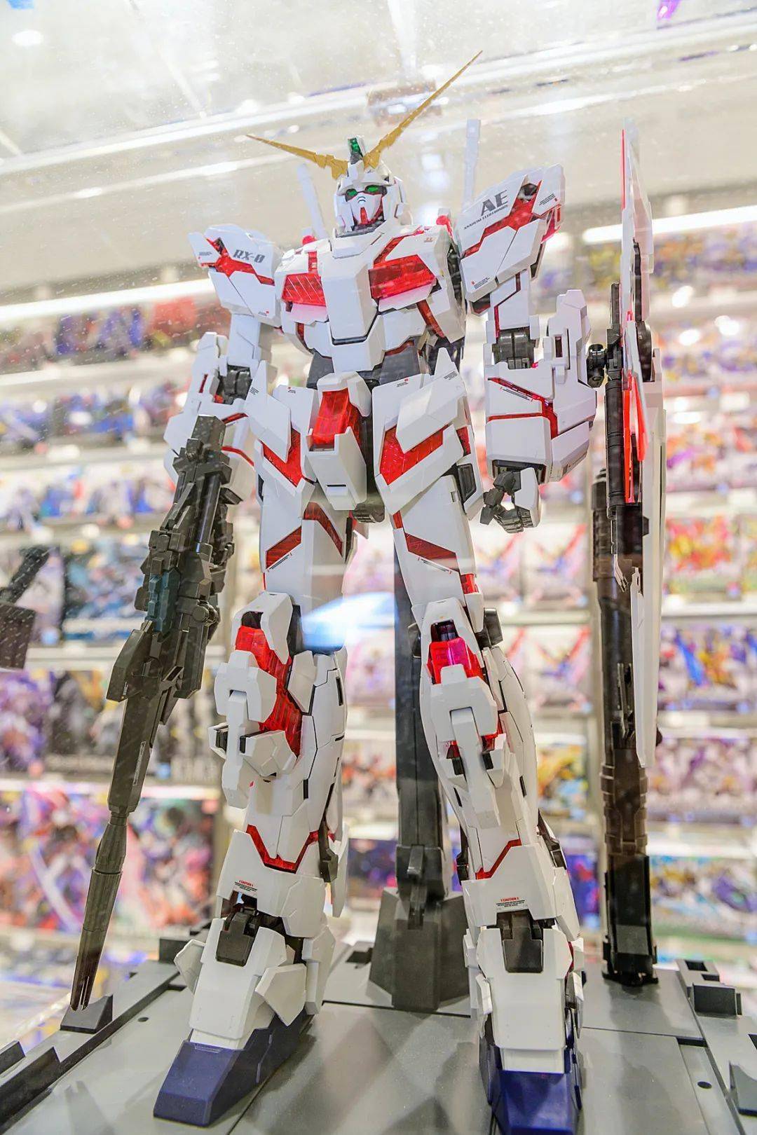 二楼除了盲盒,还有"秋叶原"同款数米长的高达墙,这里也是x11中人气