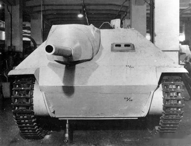 一辆正在装配阶段的"追猎者"车体,通过主炮开口可以观察到正面装甲