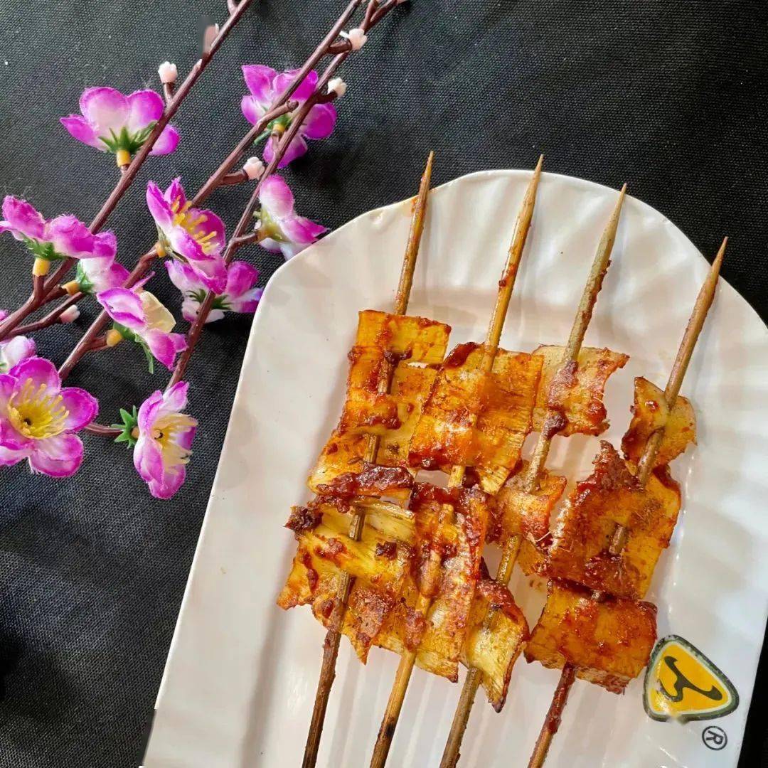 羊肉串10串 手把牛肉串10串 手把鸡肉串10串 鱼豆腐10串 牛板筋4串.