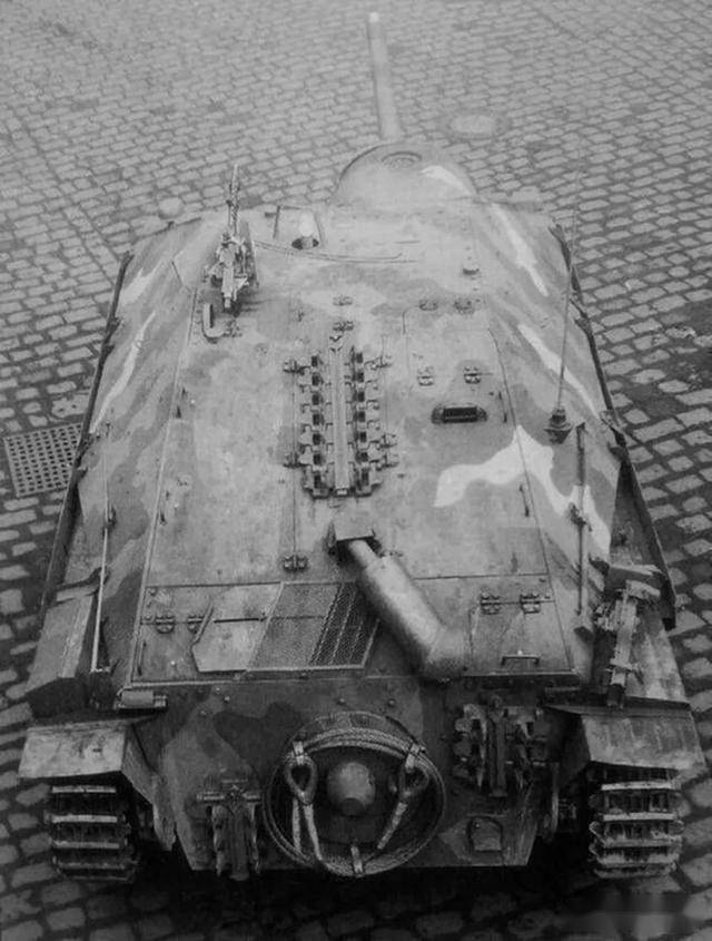 武器配置:"追猎者"的主炮是一门75毫米pak 39 l/48型反坦克炮,安装于