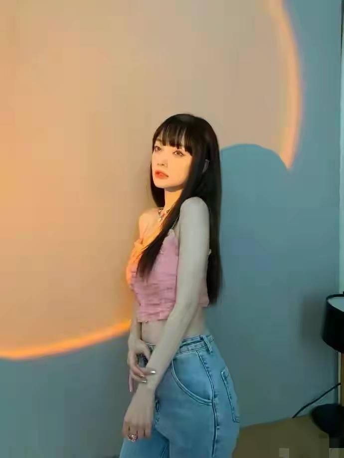 39岁李小璐穿着越来越大胆,大秀热辣身材