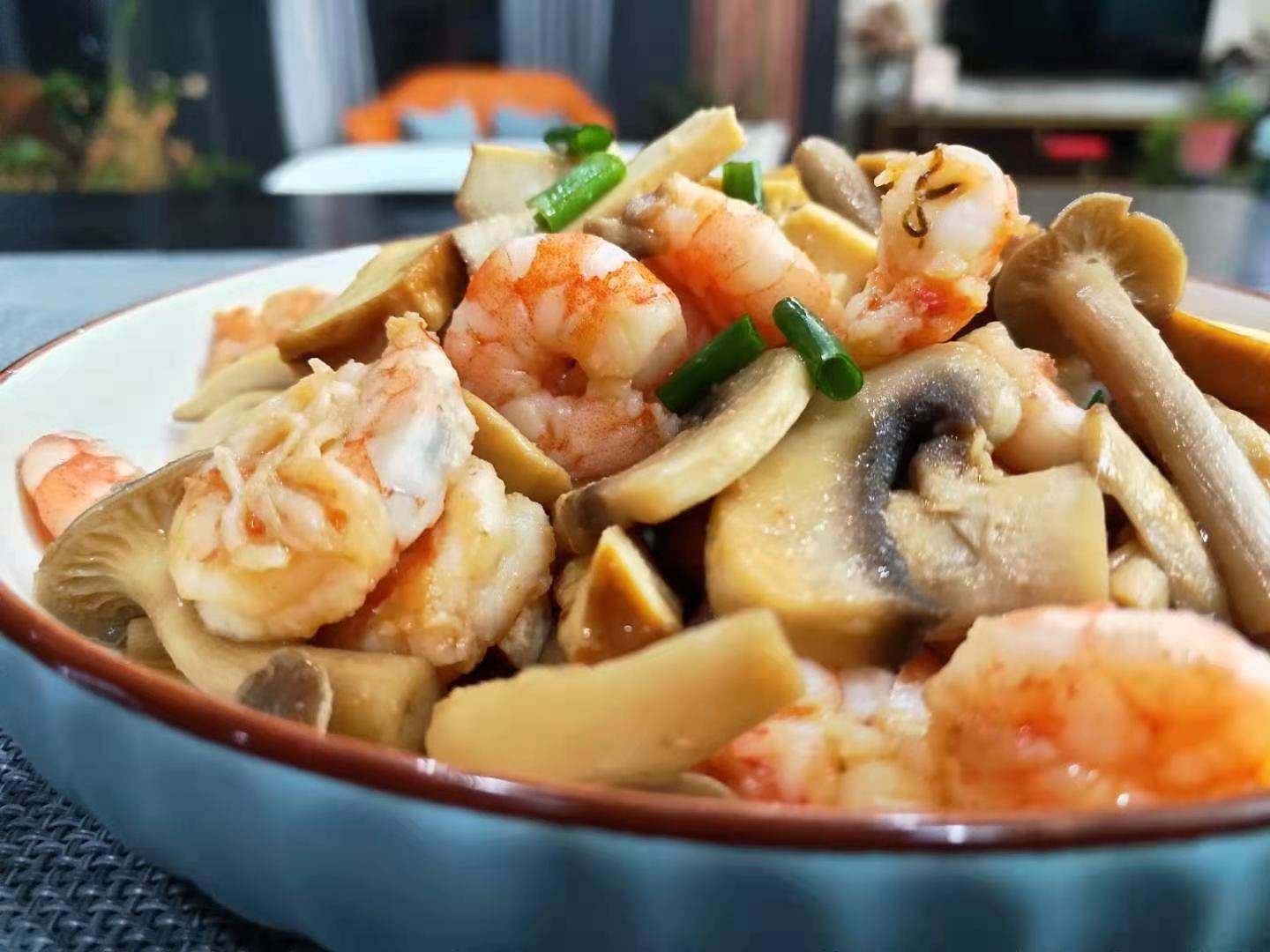 这盘是虾仁炒三鲜,也是儿子的最爱之一.1.