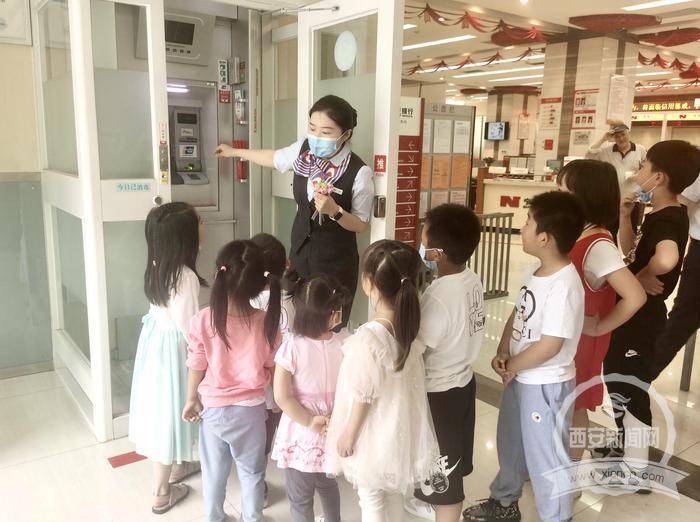 银行|庆六一 儿童感受银行文化