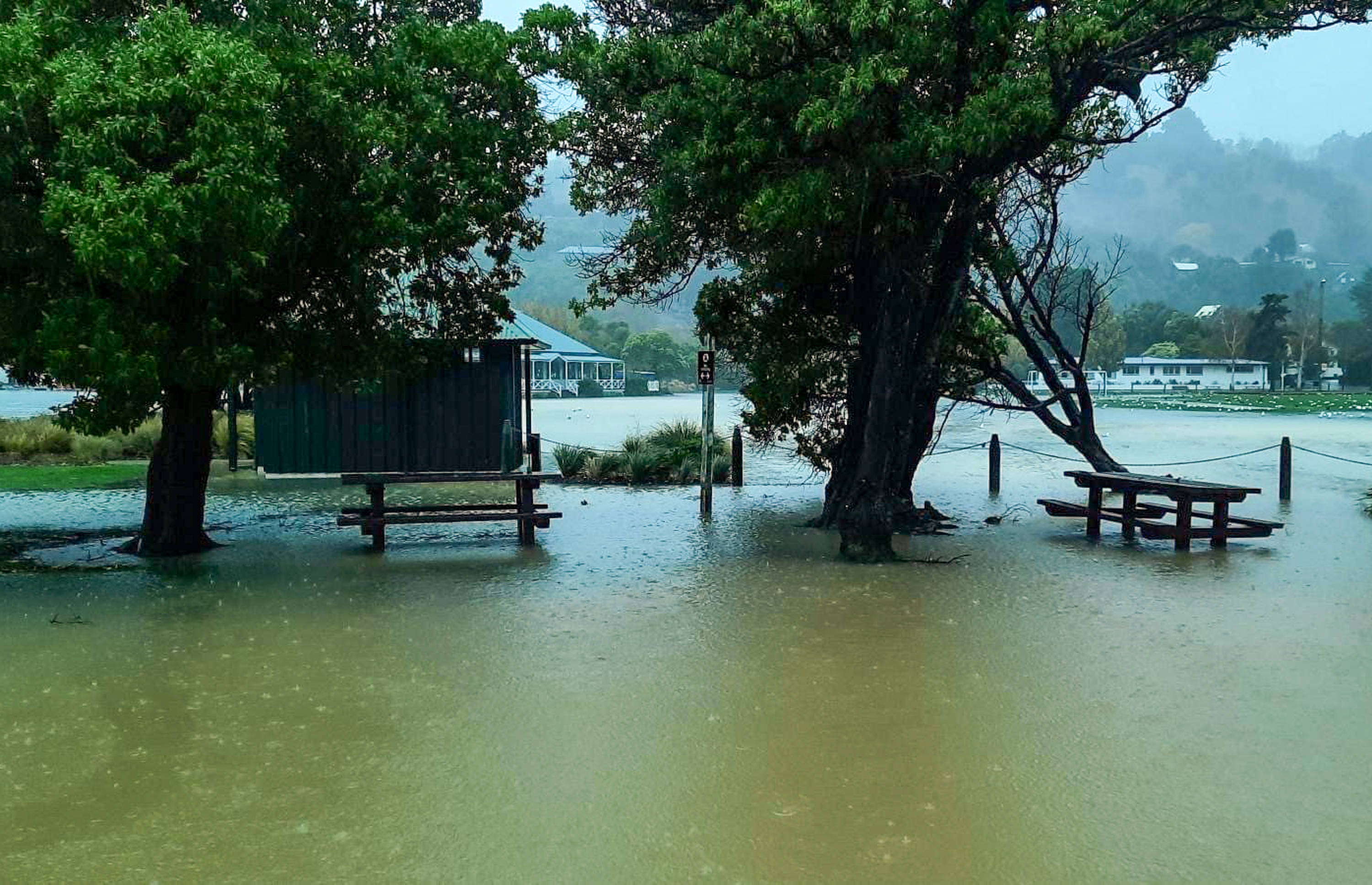 这是5月31日在新西兰南岛城市克赖斯特彻奇拍摄的被水淹没的道路.