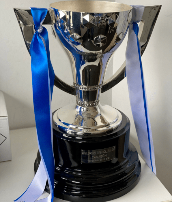 留洋生涯首夺冠军!武磊晒西乙冠军奖杯