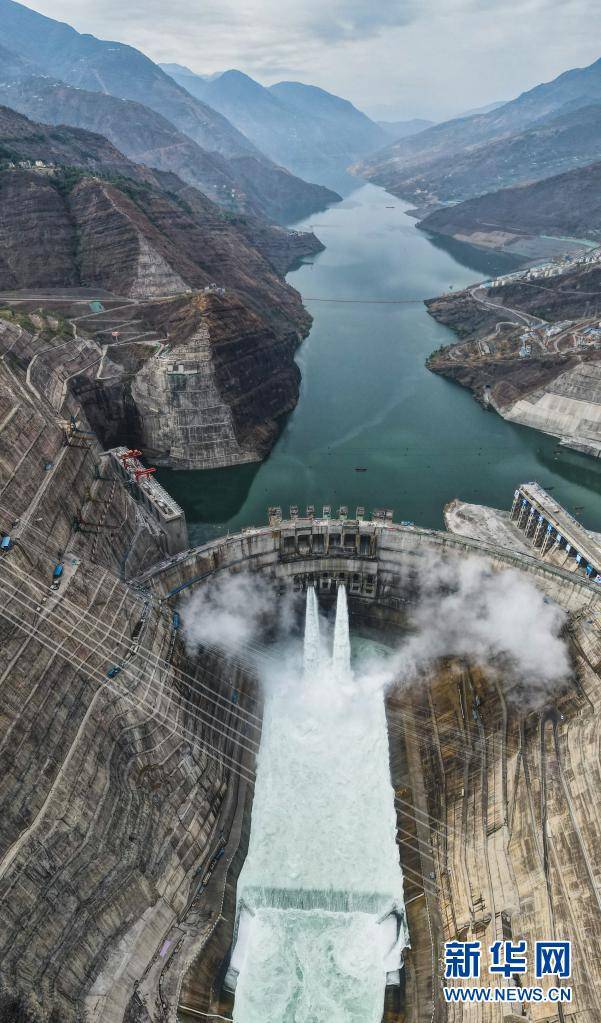 白鹤滩水电站大坝全线浇筑到顶