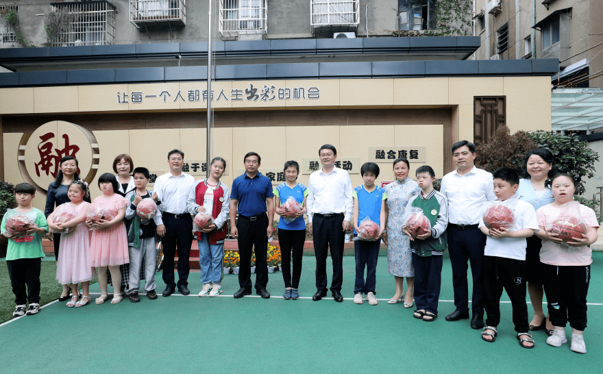 市长万广明轻车简从,深入南昌市保育院中山路本部,南昌市培智学校