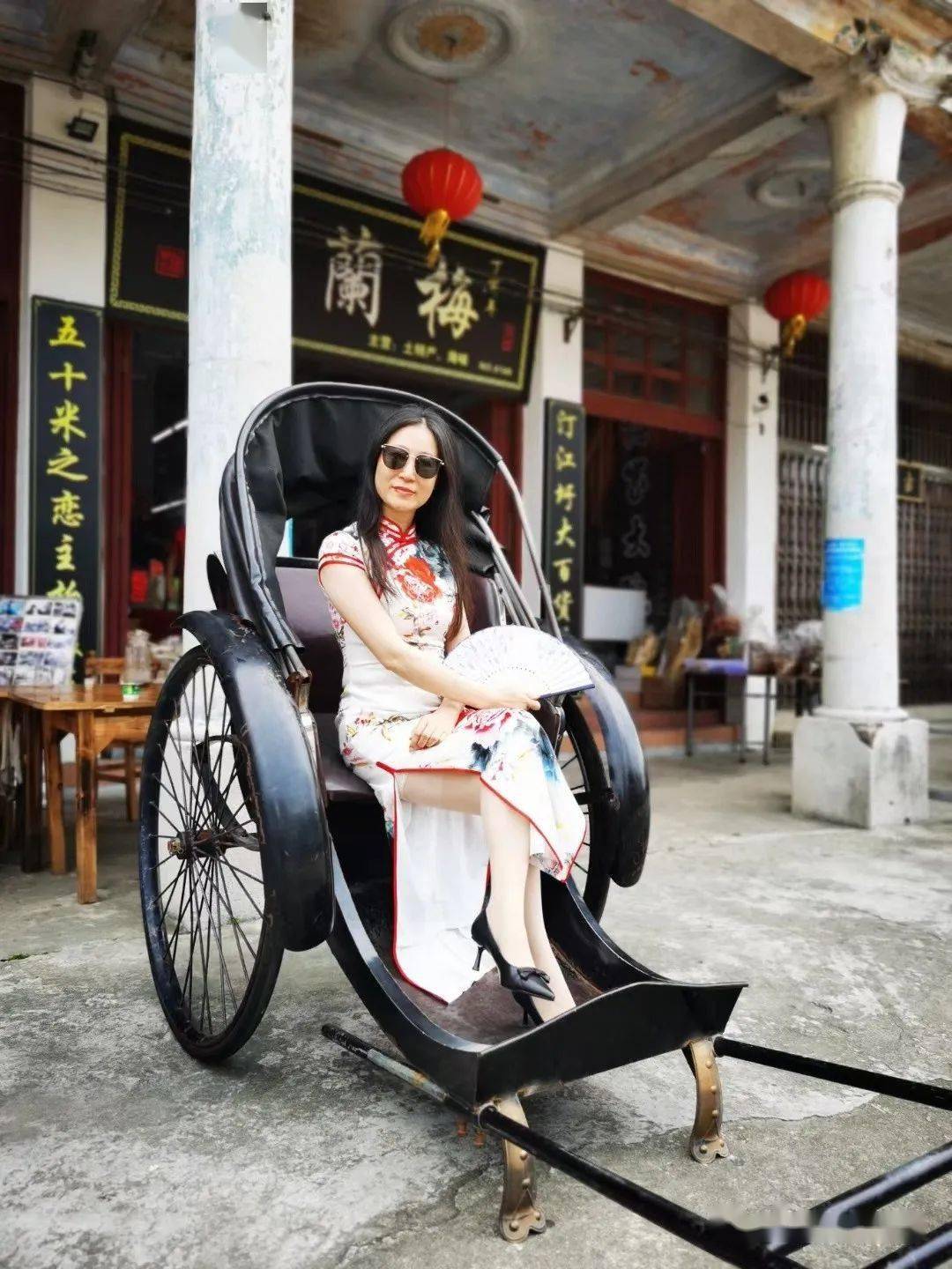 一一摄入镜中来柱廊阁楼玲珑窗猫步摩托黄包车旗袍折扇太阳镜我们开启