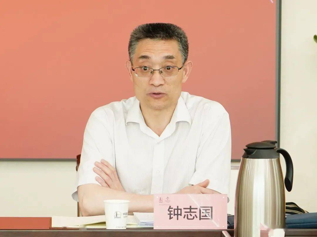 勘探局有限公司总经理,党委副书记,油田分公司总经理钟志国主持会议