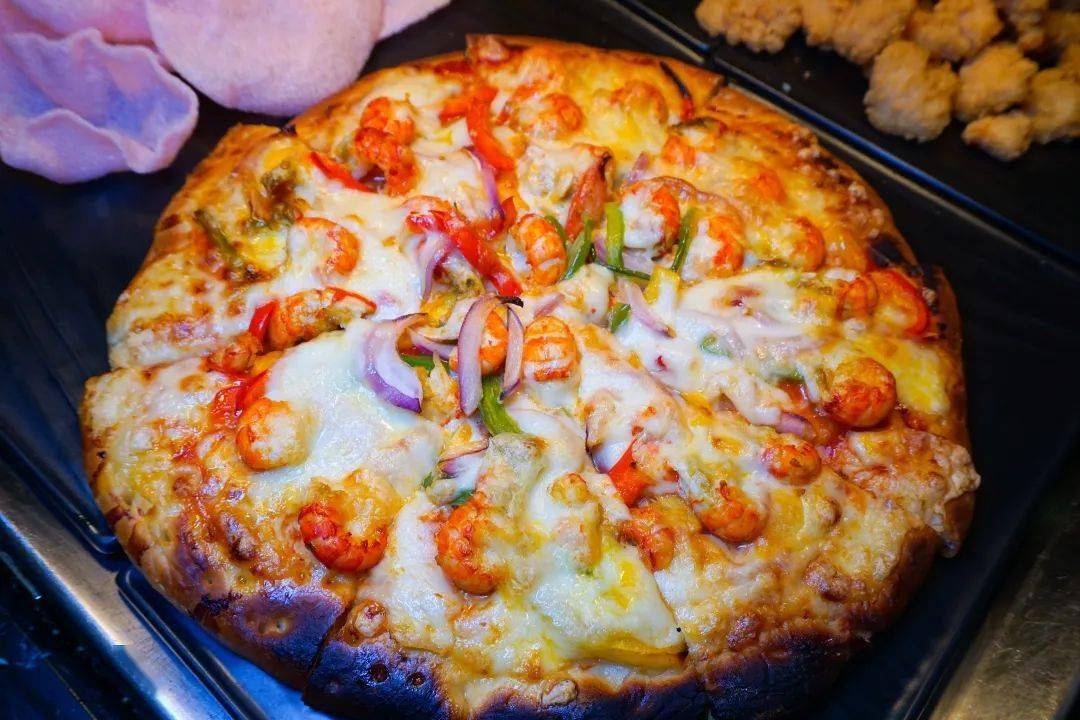 为了配合本次的龙虾主题,餐厅还一次性推出了龙虾披萨,小龙虾蔬菜炒面