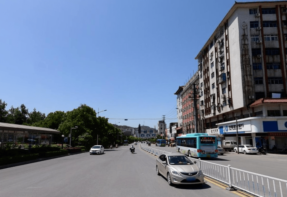 荆门白云大道北段改造本周启动拓宽至双向8车道拆除道路侧分带