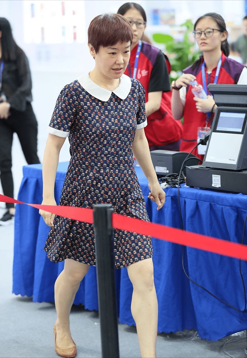 50岁的王雪纯不认老中年还穿小女孩的娃娃裙可看着挺有气质的