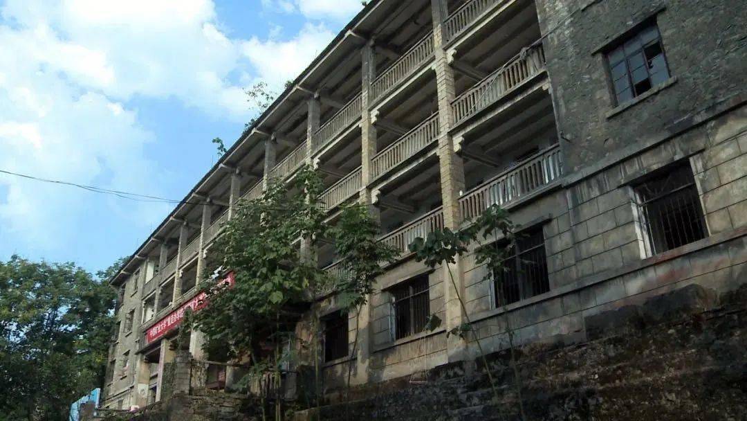 开山放炮造水泥在重庆三汇坝华蓥山上学校改称四川矿业学院1970年