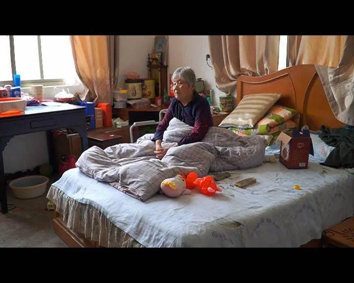 八旬老人不便出门 民警上门服务为她办证 暖心 李典镇