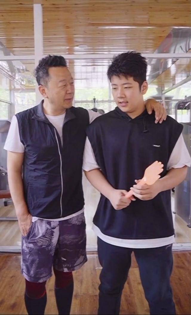 郭涛儿子近照曝光,14岁石头身高超过爸爸足有1米8