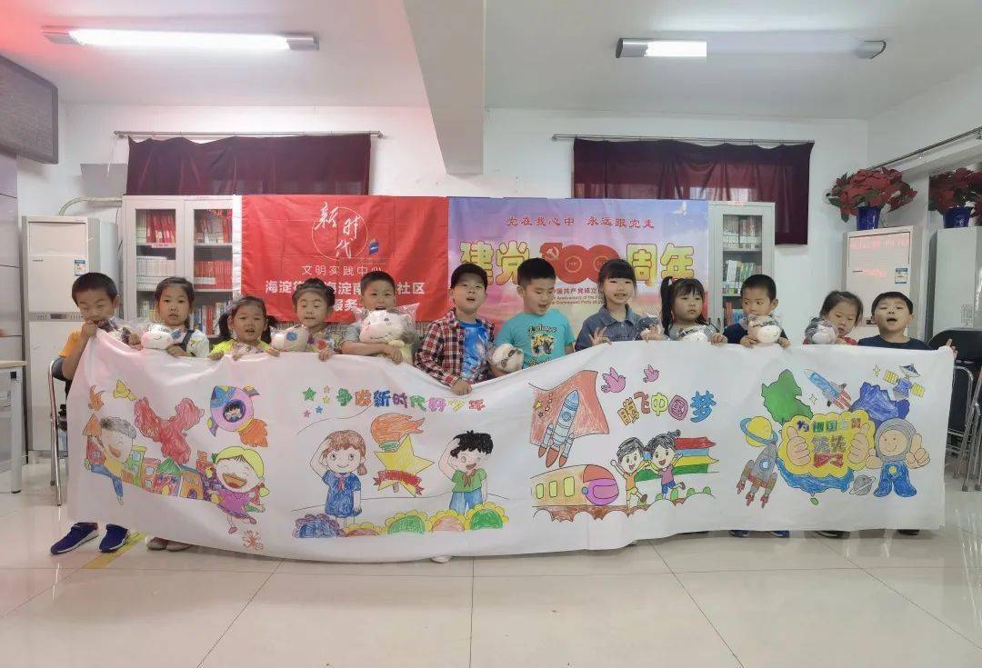 建党,抗战,改革开放,科技,人文等主题,融入了嘉兴红船,党旗,红领巾