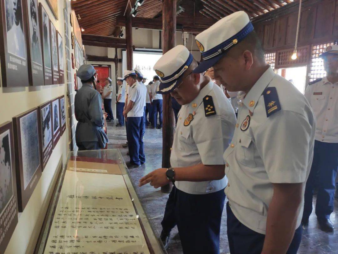 全體指戰員實地參觀了趙祚傳故居,在講解員的講述下,大家瞭解了趙祚傳