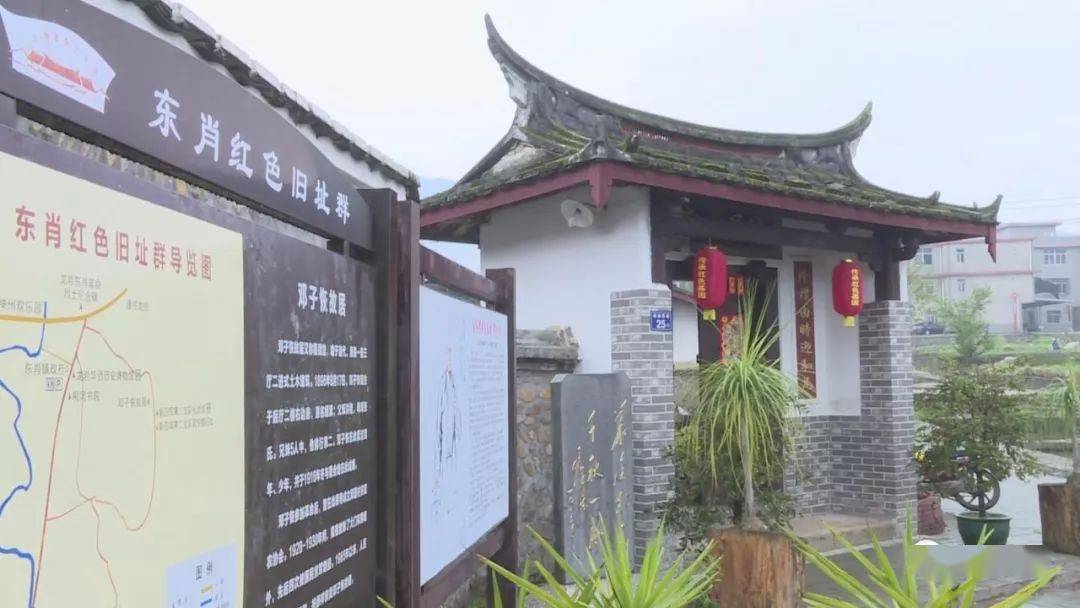 邓子恢故居位于龙岩八景之一的"奇迈岚光"九峰岽山脉的邓厝村,坐