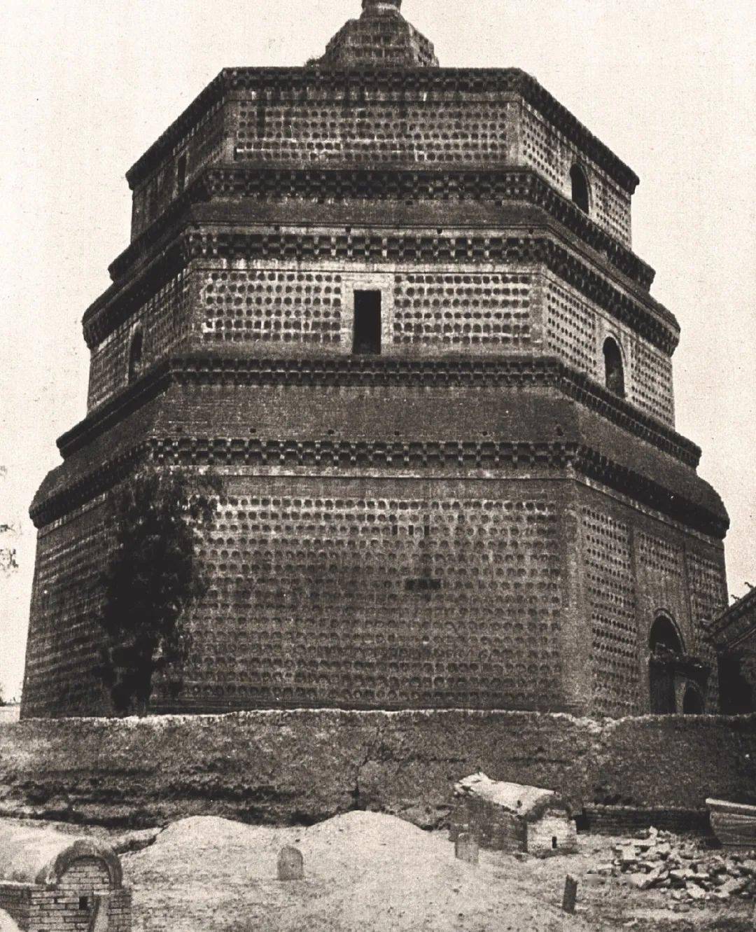 最早系统研究中国宝塔的著作,初版于1931年,收录了520张插图和照片,27