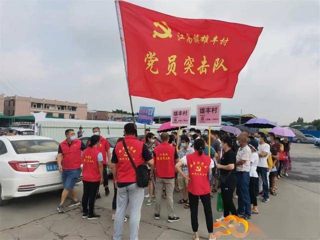 卫生服务中心,有这样一道"风景线":党员干部走进等候接种疫苗的人群中